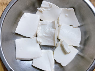 肉末炖豆腐,将豆腐切块，平铺在盘中。