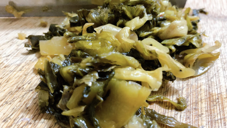酸菜肉丝面,酸菜已经是炒成熟的，所以只要切成小段即可。