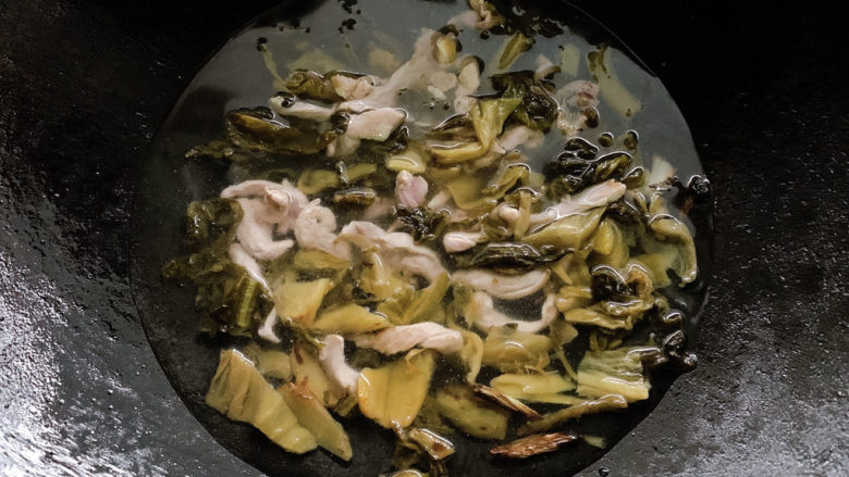 酸菜肉丝面,加一份清水或者高汤，煮至沸腾。