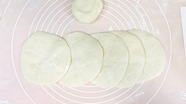 梅干菜肉包,擀成四周薄中间厚的圆片