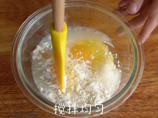 章鱼小丸子,将低筋面粉倒入调理盆中，加入小麦淀粉、鸡蛋、盐、泡打粉和清水，搅拌均匀。