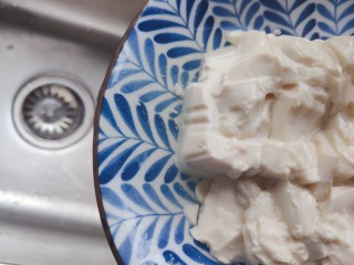 白菜豆腐汤,撇去豆腐静置过程中产生的水分