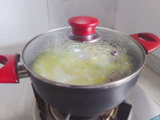 白菜豆腐汤,大火烧开之后盖上锅盖，转小火煮5分钟