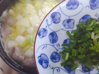 白菜豆腐汤,加入小葱，搅拌均匀即可