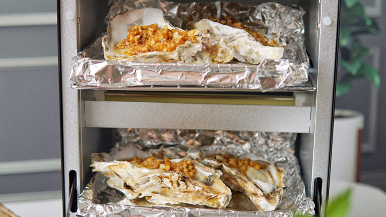 蒜蓉生蚝,ERNTE烤箱上中下三层烤官1000w预热五分钟，放入生蚝，只要烤五分钟