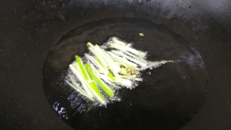 酸菜肉丝面,热锅凉油，油微热放入葱姜丝，小火炒香。(酸菜喜油，比平时炒菜多一些油)