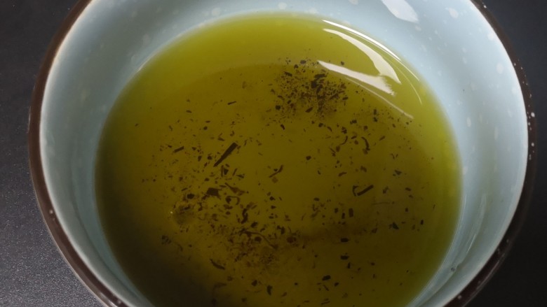 葱油蒸蟹,熬好的葱油色为绿色备用（可多做用于拌面拌菜都不错，下进水可以放几日）
