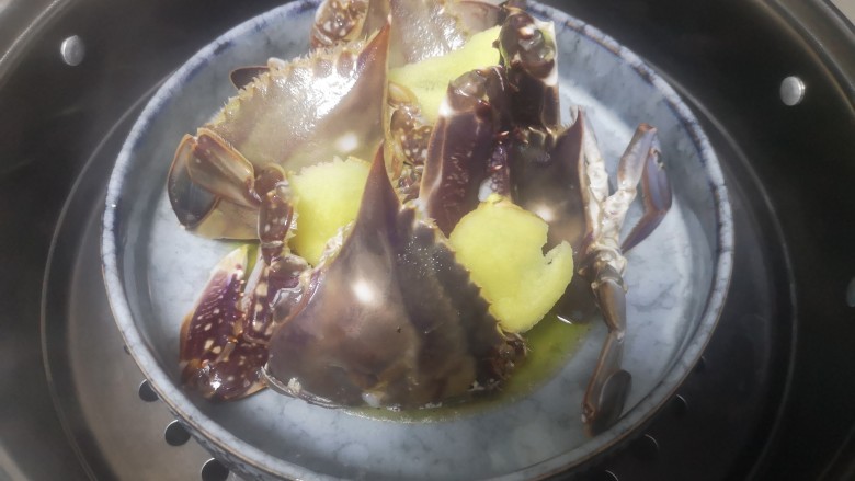 葱油蒸蟹,蒸锅热开上锅蒸10-12分钟成熟（）