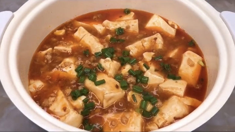 肉末炖豆腐,出锅前来点葱花点缀一下，中国菜必不可少的流程嘛，乡村蜜汁审美，嘻嘻嘻