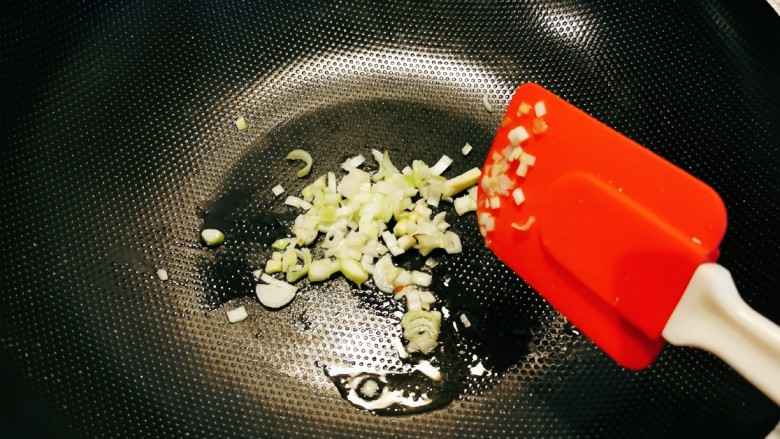 黑胡椒土豆泥,起油锅放入食用油，放入葱碎炒出香味。