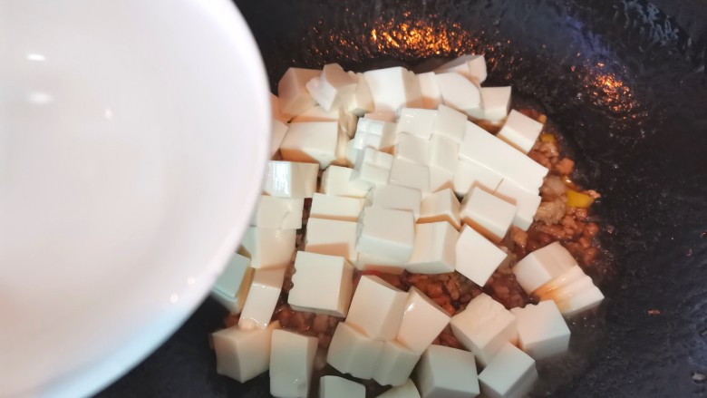 肉末炖豆腐,倒入一小碗开水烧开转中火烧10分钟