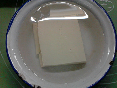 白菜豆腐汤,豆腐用清水浸泡后，切成条状。