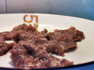 西芹炒牛肉,汆烫好的牛肉片，外观十分滑嫩