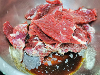西芹炒牛肉,生抽，老抽，糖，胡椒粉，料酒抓腌牛肉