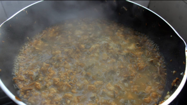 梅干菜肉包,加入与量齐平的热水，大火烧开。