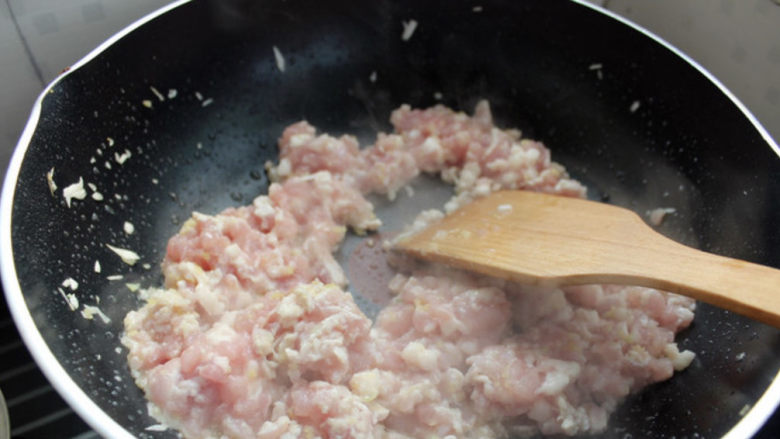 梅干菜肉包,锅中放适量油，爆香葱姜，放入肉丁，爆出肉油，把肉炒散变色。