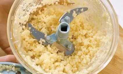 蒜蓉生蚝,再剥两颗蒜，用搅蒜器搅成碎，再切点小米辣