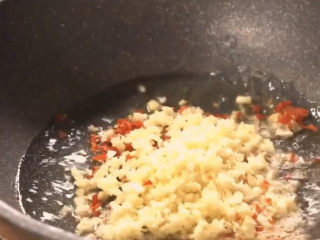 蒜蓉生蚝,起锅烧油，炒蒜蓉酱油要多放一点，下蒜泥和小米辣
