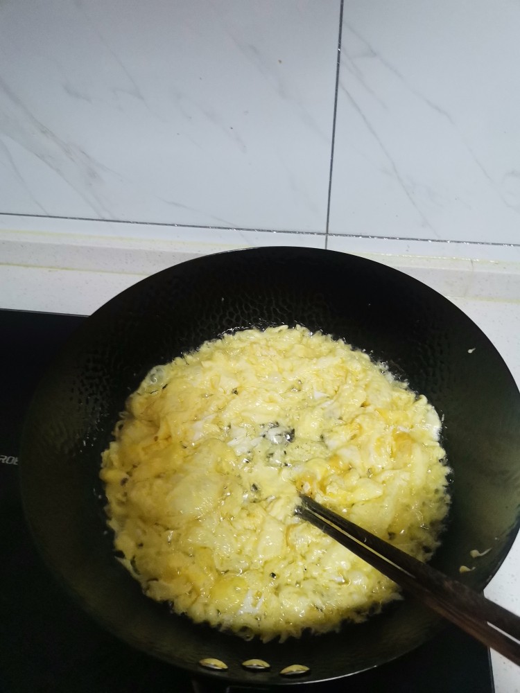 葱香鸡蛋酱,用筷子把鸡蛋搅散