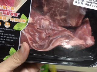 西芹炒牛肉,准备一些牛肉