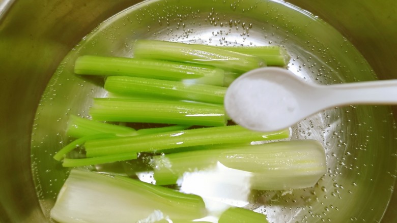 西芹炒虾仁,香芹清洗干净，放入开水中汆烫捞出，水中加入2克盐和几滴食用油。