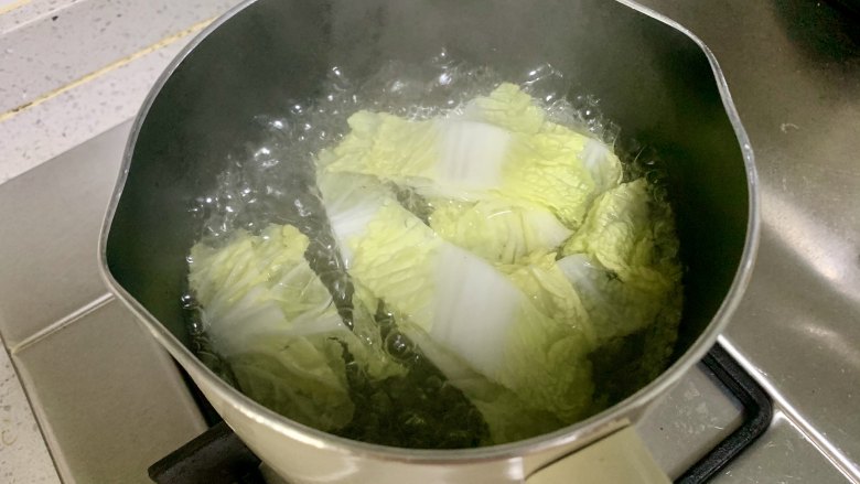 鲜虾蔬菜丸子,锅里水烧开后，放入娃娃菜焯水30秒左右。