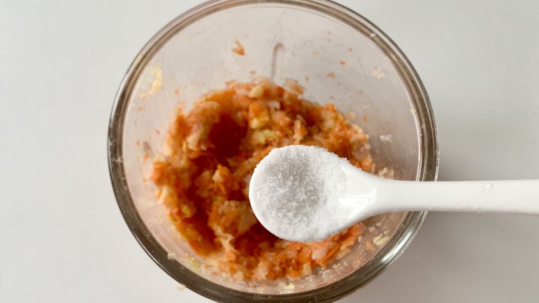 鲜虾蔬菜丸子,食材打好之后，加入少许盐，如果是月龄比较小的宝宝，也可以不加盐。