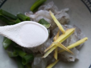 西芹炒虾仁,虾仁碗里放入葱姜，再放适量盐