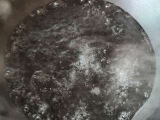 西芹炒虾仁,锅内放水、盐和几滴食用油烧开