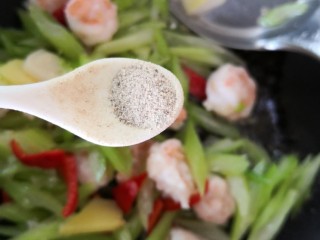 西芹炒虾仁,和白胡椒粉