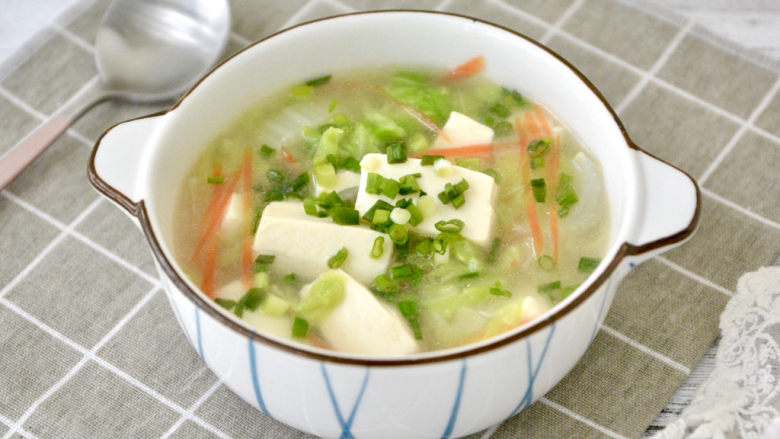 白菜豆腐汤,吃前撒点葱花味道不错