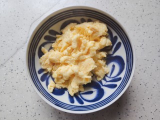 腊肠炒鸡蛋,翻炒至鸡蛋液凝固结块，盛出