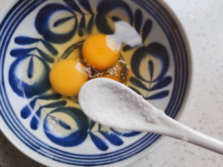 腊肠炒鸡蛋,鸡蛋磕入碗内，加少许料酒，一小勺细盐