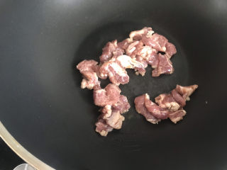 洋葱炒肉片,起锅热油，下入猪肉翻炒