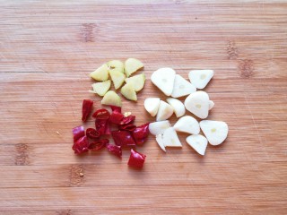 干锅包菜,生姜和大蒜分别切成片，干红辣椒切成段。