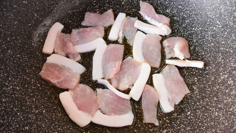 干锅包菜,不粘锅倒入少许食用油，码入肉片。