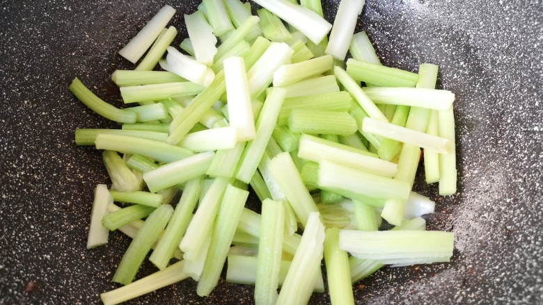 西芹炒牛肉,下入芹菜段。