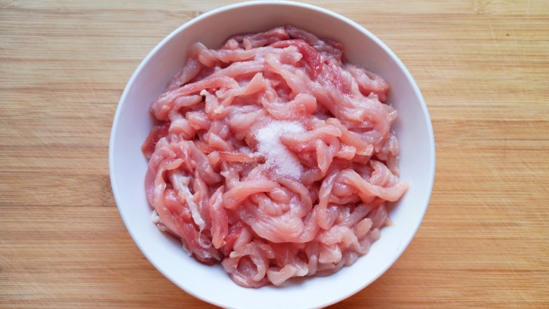 酸菜肉丝面,放入碗里，加入少许盐用手抓捏至肉丝发粘。
