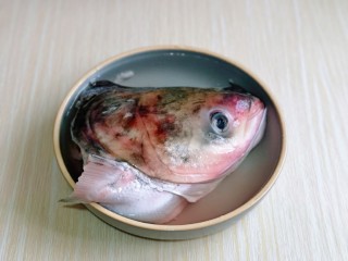豆腐鱼头汤,胖头鱼特点比较大，所以我用了一半的鱼头。