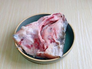 豆腐鱼头汤,要想鱼没有腥味，一定要处理干净，里面的一层黑膜一定要撕掉，放冷水里面将血水泡出，这样熬出来的汤不腥。