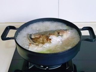 豆腐鱼头汤,大火烧开，专业中火炖煮。(熬鱼汤不要用小火呦～烧开后转中火熬)