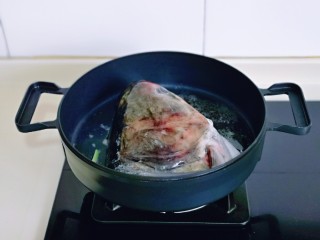 豆腐鱼头汤,加入鱼头，小火慢煎，煎至两面微黄。