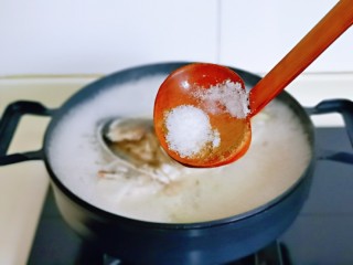 豆腐鱼头汤,熬了大概15分钟汤汁白浓，按个人口味加入盐，加入豆腐块。