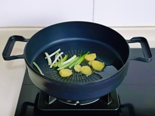 豆腐鱼头汤,起油锅，加入葱姜煸炒出香味。