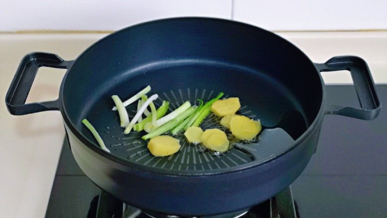 豆腐鱼头汤,起油锅，加入葱姜煸炒出香味。