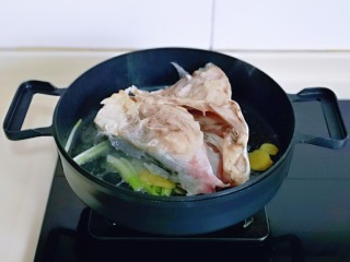 豆腐鱼头汤,小火煎2分钟。