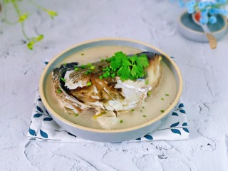 豆腐鱼头汤,盛出，撒上葱花及香菜。