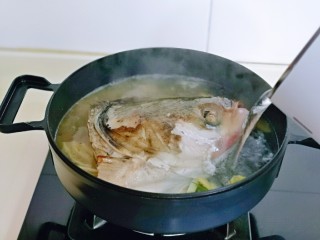 豆腐鱼头汤,加入“开水”，十三香，一定要开水哈。