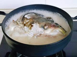 豆腐鱼头汤,大火烧5分钟即可关火。