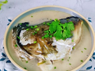豆腐鱼头汤,汤汁浓郁，不腥不腻，营养好喝又补钙。